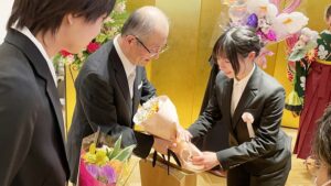 2024年度（令和6年度）第9回卒業式・雲外蒼天「前程万里・前途洋々」大和高田市・市民交流センター・コスモスプラザ2025-497