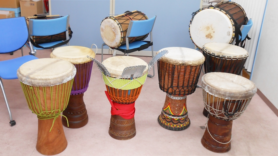 芸術体験学習「Djembeジェンベ・アフリカの響」文化と音楽｜ここで個性派揃い・魅力的な西アフリカのサウンドを奏でる楽器のご紹介です
