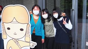 日本古代史・考古学フィールドワーク「橿考研のマスコットキャラクター・イワミンの案内に従って入場します」2023-241