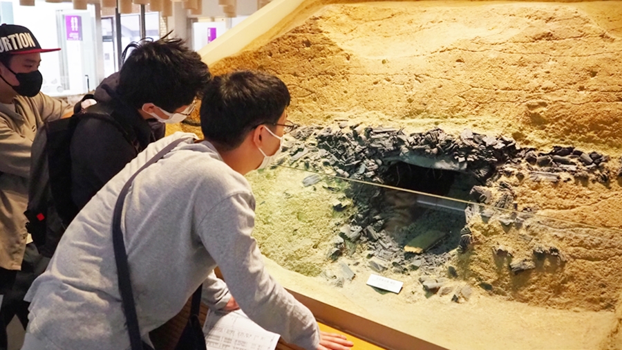橿考研「神宿る島・宗像・沖ノ島と大和」特別展｜こちらは奈良市で発掘された「古事記」の編纂者・太安万侶墓のレプリカ・銅板墓誌の出土で有名です