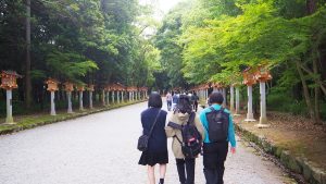 日本古代史・考古学フィールドワーク「畝傍山を右手に玉砂利の参道を進みます」2023-53