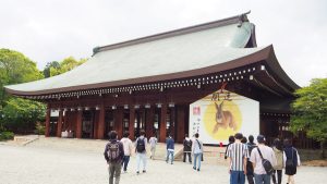 日本古代史・考古学フィールドワーク「大絵馬で有名立派な外拝殿に到着です」2023-56