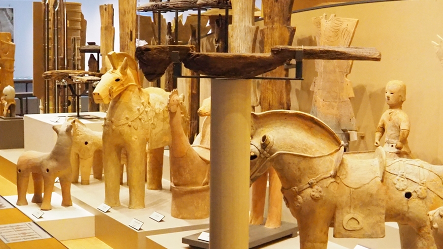 橿考研・春季特別展「古代の輝き」｜轡や鞍、鐙や鬣も細部まで見事に造形された動物形埴輪「馬形埴輪」