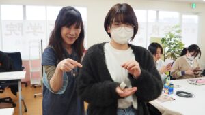 芸術・美術実習「自由課題」ワイヤーアート・粘土細工・勾玉・消しゴムはんこ2025-72