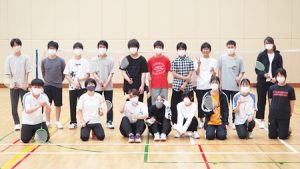 保健体育・体育実技「バドミントン」全員集合写真・随分と大所帯になりました2022-51