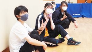 保健体育・体育実技「バドミントン」学院の体育実技は三学年合同です2022-52