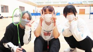 保健体育・体育実技「バドミントン」初参加の転学生もなかなかいい表情2022-55