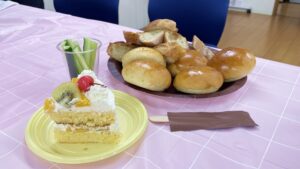 家庭総合・調理実習「ビーフシチュー・スティックサラダ・デコレーションケーキ」（Part1）2024-431