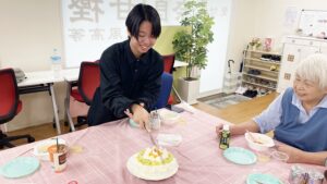 家庭総合・調理実習「ビーフシチュー・スティックサラダ・デコレーションケーキ」（Part1）2024-435