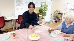 家庭総合・調理実習「ビーフシチュー・スティックサラダ・デコレーションケーキ」（Part1）2024-436