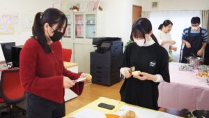 家庭総合・調理実習「ビーフシチュー・スティックサラダ・デコレーションケーキ」（Part1）2024-442