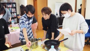 家庭総合・調理実習「ビーフシチュー・スティックサラダ・デコレーションケーキ」（Part1）2024-443