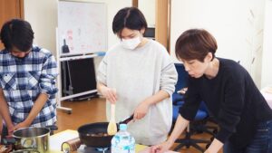 家庭総合・調理実習「ビーフシチュー・スティックサラダ・デコレーションケーキ」（Part1）2024-447