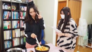 家庭総合・調理実習「ビーフシチュー・スティックサラダ・デコレーションケーキ」（Part1）2024-456