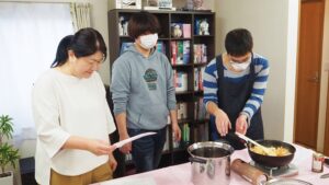 家庭総合・調理実習「ビーフシチュー・スティックサラダ・デコレーションケーキ」（Part1）2024-458