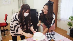 家庭総合・調理実習「ビーフシチュー・スティックサラダ・デコレーションケーキ」（Part1）2024-469