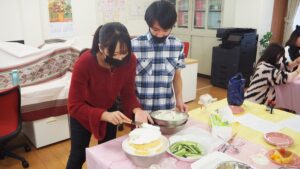 家庭総合・調理実習「ビーフシチュー・スティックサラダ・デコレーションケーキ」（Part1）2024-475