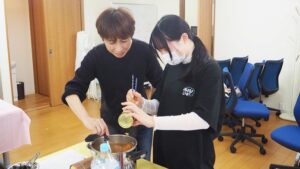 家庭総合・調理実習「ビーフシチュー・スティックサラダ・デコレーションケーキ」（Part1）2024-476