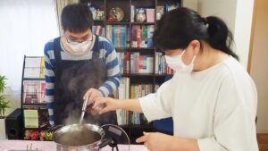 家庭総合・調理実習「ビーフシチュー・スティックサラダ・デコレーションケーキ」2024-478