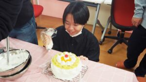 家庭総合・調理実習「ビーフシチュー・スティックサラダ・デコレーションケーキ」（Part1）2024-488