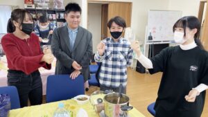家庭総合・調理実習「ビーフシチュー・スティックサラダ・デコレーションケーキ」（Part1）2024-493