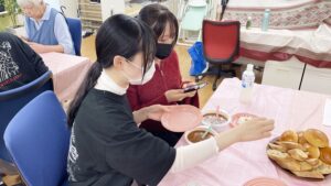 家庭総合・調理実習「ビーフシチュー・スティックサラダ・デコレーションケーキ」（Part1）2024-496