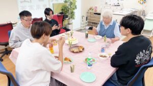 家庭総合・調理実習「ビーフシチュー・スティックサラダ・デコレーションケーキ」（Part1）2024-497