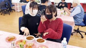 家庭総合・調理実習「ビーフシチュー・スティックサラダ・デコレーションケーキ」（Part1）2024-498