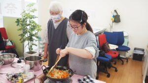 家庭総合・調理実習「ビーフシチュー・スティックサラダ・デコレーションケーキ」（Part2）2024-535