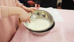 家庭総合・調理実習「ビーフシチュー・スティックサラダ・デコレーションケーキ」（Part2）2024-573
