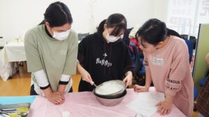 家庭総合・調理実習「ビーフシチュー・スティックサラダ・デコレーションケーキ」（Part2）2024-588