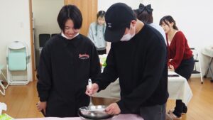 家庭総合・調理実習「ビーフシチュー・スティックサラダ・デコレーションケーキ」（Part2）2024-590