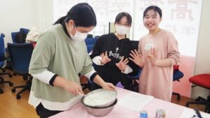 家庭総合・調理実習「ビーフシチュー・スティックサラダ・デコレーションケーキ」2024-595