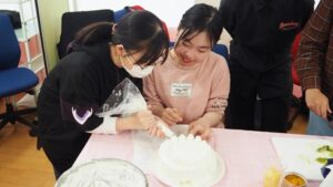 家庭総合・調理実習「ビーフシチュー・スティックサラダ・デコレーションケーキ」（Part2）2024-622