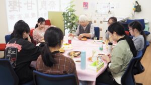 家庭総合・調理実習「ビーフシチュー・スティックサラダ・デコレーションケーキ」（Part2）2024-688