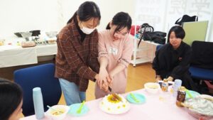 家庭総合・調理実習「ビーフシチュー・スティックサラダ・デコレーションケーキ」（Part2）2024-695