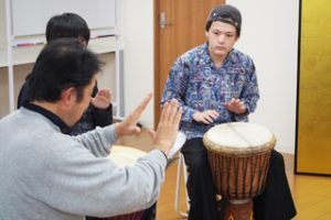 芸術体験授業・アフリカンドラム「ジェンベ」アフリカの響2017-003