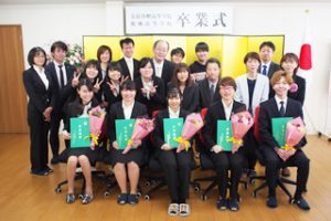 第3回卒業式「勇往邁進・威風堂々」卒業生・保護者集合写真2018-076