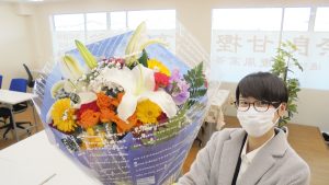 第六回卒業式（2021年度・令和3年度）花束贈呈2021-29