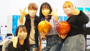 第8回「新入生歓迎ボウリング大会」こちらは仲良し笑顔の三年生女子2023-222