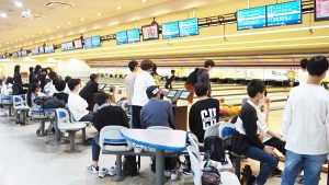 第8回「新入生歓迎ボウリング大会」参加者多数！フレームに入りきれません2023-249