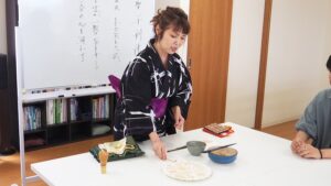 芸術・書道実習「抹茶と和菓子で盛夏のお茶会」オリジナル・手作り扇子2024-224