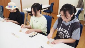 芸術・書道実習「抹茶と和菓子で盛夏のお茶会」オリジナル・手作り扇子2024-245