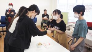芸術・書道実習「抹茶と和菓子で盛夏のお茶会」オリジナル・手作り扇子2024-263