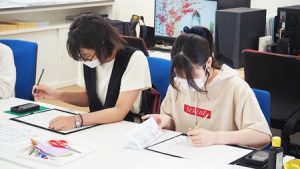 芸術・書道実習「紙漉き体験」2022-135
