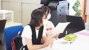 芸術・書道実習「紙漉き体験」2022-146