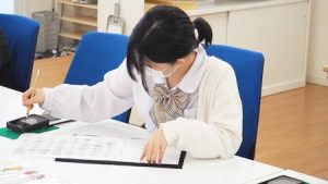 芸術・書道実習「手作り和紙の絵手紙制作」2022-149