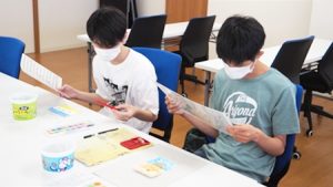 芸術・書道実習「手作り和紙の絵手紙作成」2022-280