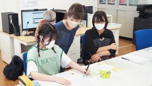 芸術・書道実習「手作り和紙の絵手紙作成」2022-283