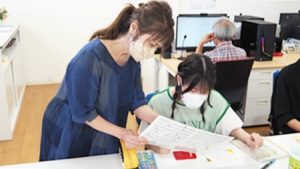 芸術・書道実習「手作り和紙の絵手紙作成」2022-296